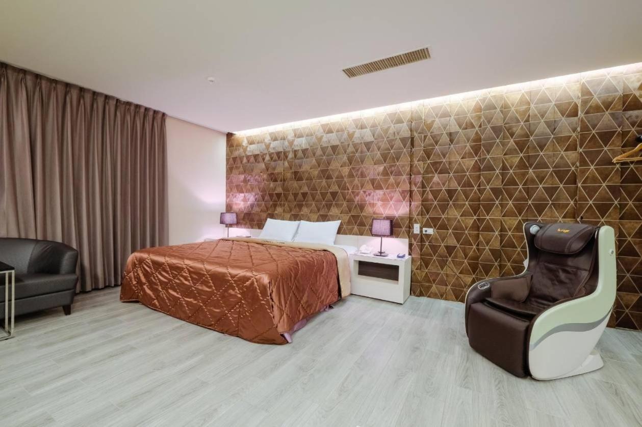 Foxdou Business Motel Тайнань Экстерьер фото
